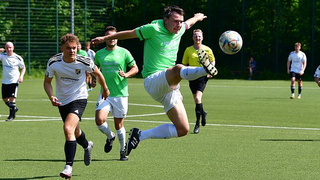 Voller Einsatz: Noch vor der Pause löste Kapitän Felix Erne mit seinem Kopfballtor die Bremse bei der SG Mettingen/Krenkingen beim ...