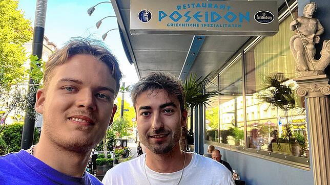 Die Testesser des Mittagstisch-Checks: Jeronimo Hillgruber (links) und Maximilian Terwiel im Restaurant Poseidon.