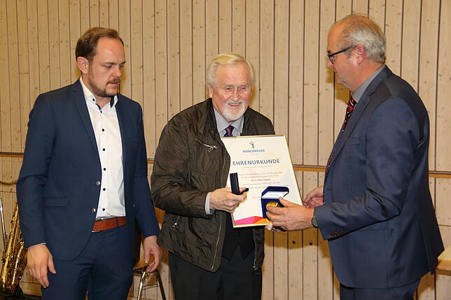 Peter Häbich (Bildmitte) bekommt im Jahr 2017 für sein unvergleichbares Engagement im Fußballclub Mönchweiler durch Bürgermeister Rudolf ...