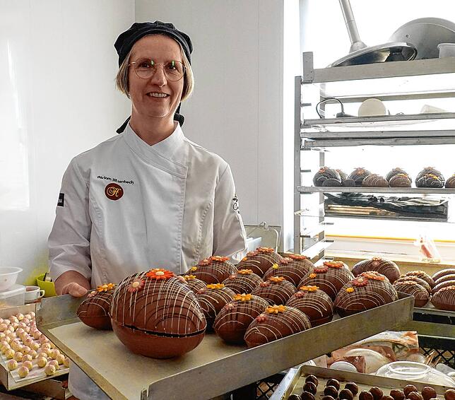 Für Ostern hat Miriam Hilsenbeck schon viele Schokoladen Ostereier vorbereitet. Dekoriert sind sie mit Marzipanblüten und werden noch ...