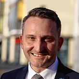 Bundestagsabgeordneter Volker Mayer-Lay (CDU) in der Karlstraße in Friedrichshafen, wo sein Wahlkreisbüro liegt.