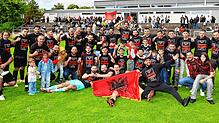 Albanische Meisterfeier in Schlatt! Nach dem 4:2-Sieg gegen die SG Tengen-Watterdingen holt sich der AFC Rinia Singen einen Spieltag vor ...