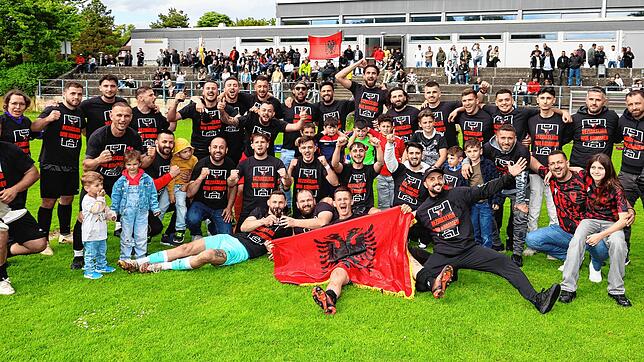 Albanische Meisterfeier in Schlatt! Nach dem 4:2-Sieg gegen die SG Tengen-Watterdingen holt sich der AFC Rinia Singen einen Spieltag vor ...