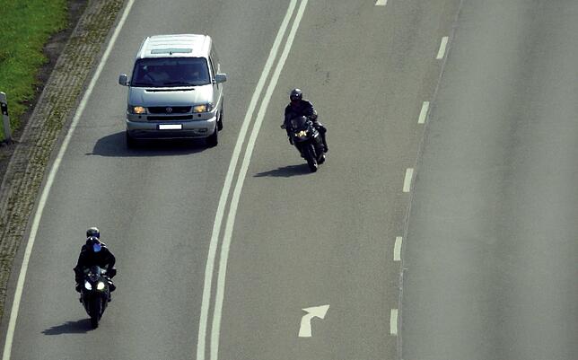 Einige Motorradfahrer ignorieren selbst doppelt durchgezogene Linien und bringen sich und andere in Gefahr.