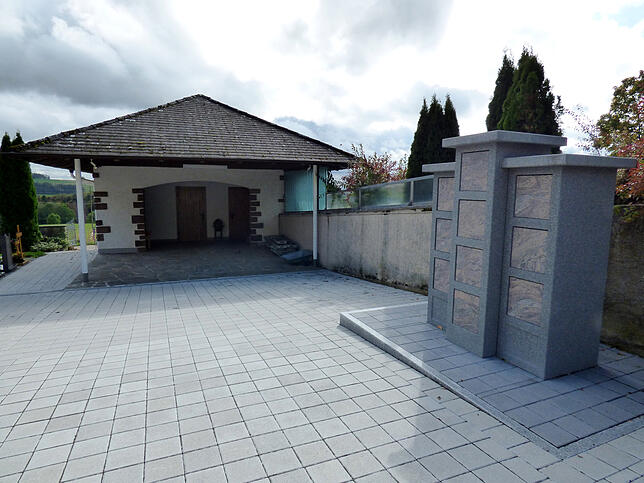Auf dem Friedhof in Berau ist für Urnenbesattungen eine Urnenstele vorgesehen.