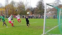 Nach einem Querschläger setzt Fleischhacker nach und trifft zum Ausgleich für die SG Reichenau, die beim 2:1 in Radolfzell auch das ...