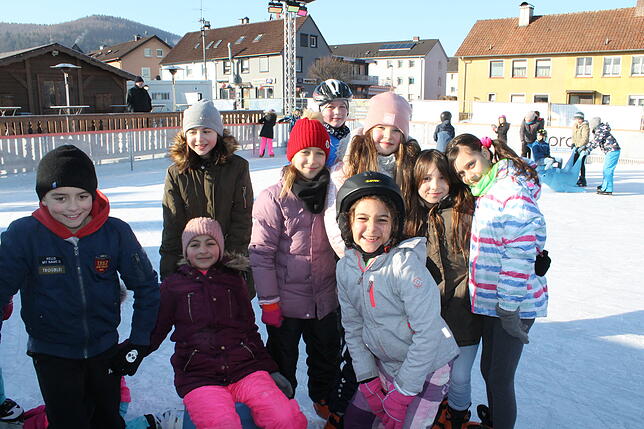 Bild 20: Werkrealschüler genießen die Blumberger Eisbahn
