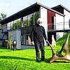 Der Künstler: Erwin Rehmann im Skulpturengarten seines Museums kurz nach dessen Eröffnung 2001.
