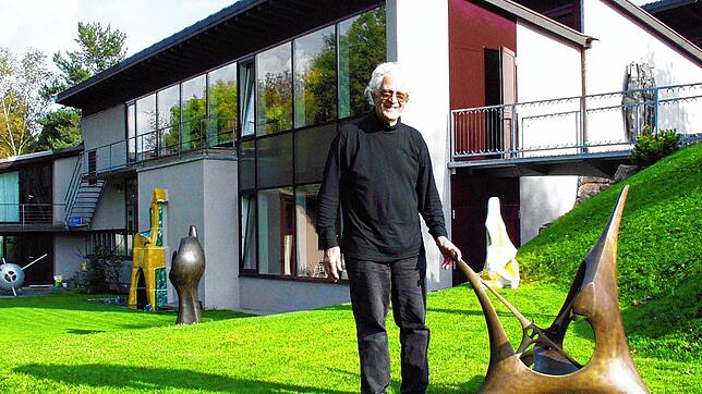 Der Künstler: Erwin Rehmann im Skulpturengarten seines Museums kurz nach dessen Eröffnung 2001.