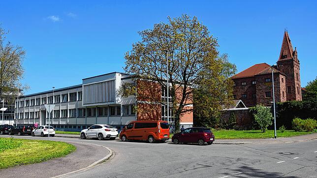 Das Amtsgericht Bad Säckingen verurteilte einen geständigen Mann wegen des Besitzes verbotener Pornografie zu einer Freiheitsstrafe auf ...
