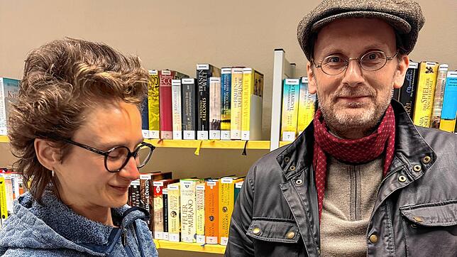 Bibliotheksmitarbeiterin Tina Lang und Alexander Pechmann. Bild: Stadtbibliothek