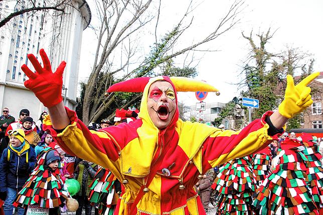 Bild 9: Sonne für die Narren: Großer Fasnet-Umzug begeistert in Singen!