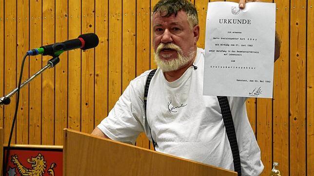 Kurt Künz und seine Urkunde: Der 61-jährige Frührentner aus Hilzingen will Bürgermeister von Aach werden und versetzt mit seinen ...