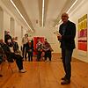 Kunsthistoriker Uwe Degreif (rechts) schildert in der gut besuchten Sonderführung durch die Ausstellung in der Kreisgalerie im ...