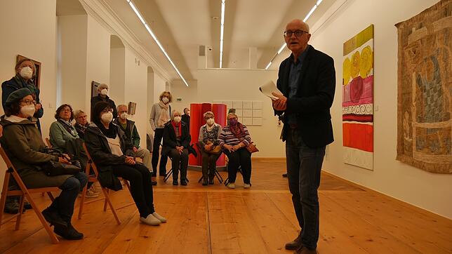 Kunsthistoriker Uwe Degreif (rechts) schildert in der gut besuchten Sonderführung durch die Ausstellung in der Kreisgalerie im ...