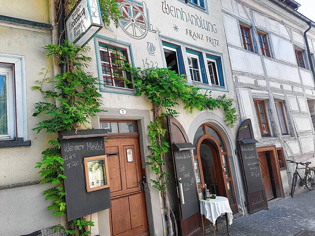 Die Flügeltüren sind geöffnet, die Gäste sind willkommen: In der Niederburggasse lädt das Haus zur Mugge in die Weinstube und in den ...