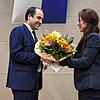 Gratulation am Wahlabend: Der wiedergewählte Klettgauer Bürgermeister Ozan Topcuogullari nimmt die Glückwünsche seiner ...