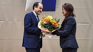 Gratulation am Wahlabend: Der wiedergewählte Klettgauer Bürgermeister Ozan Topcuogullari nimmt die Glückwünsche seiner ...