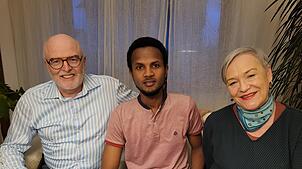 Alt-Bürgermeister und Projektleiter Rainer Stolz und dessen Partnerin Ursina Vaterlaus kümmern sich um Avicenne Ruhanama.