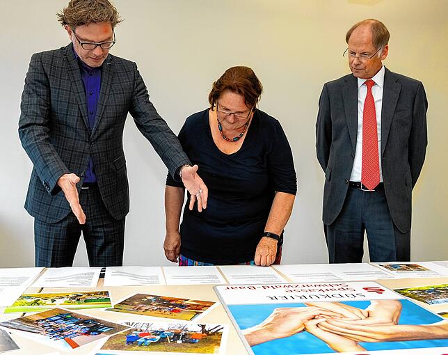 Das da oder doch eher dieses Projekt? Bei der Jurysitzung im Kultusministerium mit Ministerin Theresa Schopper wurde viel diskutiert.