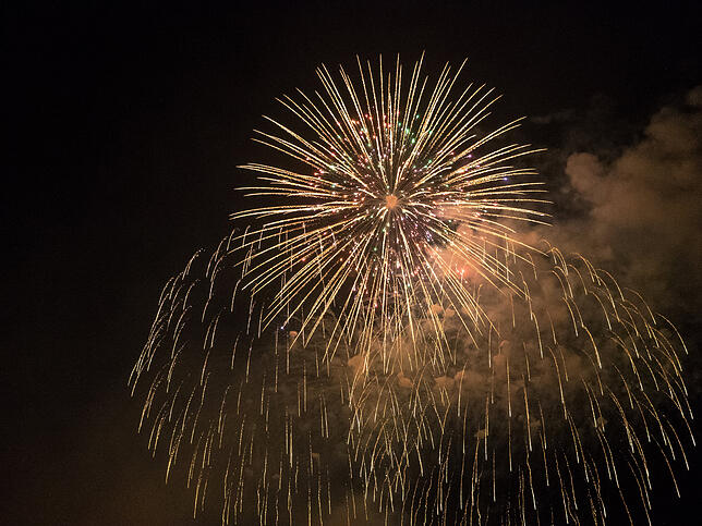 Bild 9: Das Seenachtfest-Feuerwerk vom Logenplatz am Yachthafen: Der Kreuzlinger Teil in Bildern