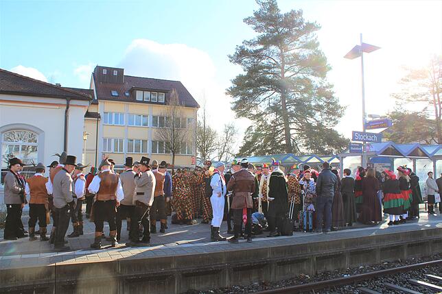 In freudiger Erwartung versammelten sich die Stockacher Narren am Bahnhof. Das Seehäsle hatte extra einen Wagen mehr angehängt, um alle ...