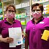 Die Apothekerinnen Melanie Krämer (links) und Roswitha Oßwald zeigen, wie das Zertifikat mit dem QR-Code aussieht. Damit können Geimpfte ...