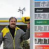 Hubert Modler erzeugt auf seiner Tankstelle in Niedereschach Strom durch zwei Mini-Windräder, vorausgesetzt der Wind weht nicht zu ...
