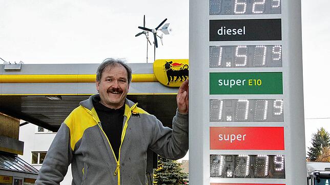 Hubert Modler erzeugt auf seiner Tankstelle in Niedereschach Strom durch zwei Mini-Windräder, vorausgesetzt der Wind weht nicht zu ...