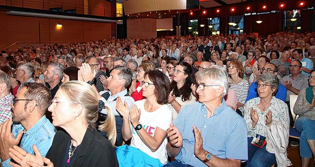 Volles Haus: Die rund 900 Zuschauer im Saal sind begeistert vom Vortrag und der Diskussion beim Sparkassenforum. 80 weitere Zuhörer sind ...