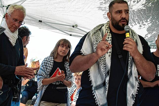 Die Klimaaktivistin Greta Thunberg hört Doktor Mohammed Mustafa (r) von der Menschenrechtsorganisation Freedom Flotilla zu, der vor ...