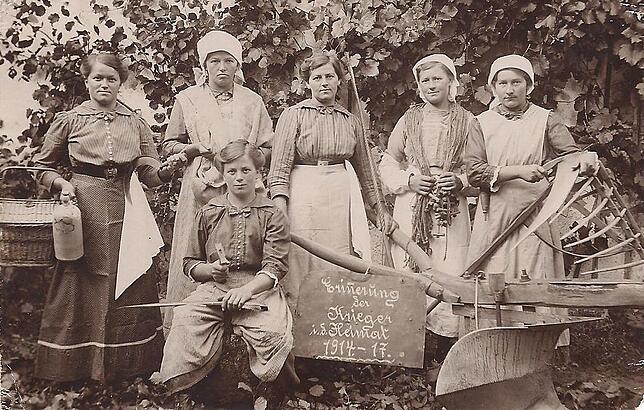 Frauen aus dem damals noch eigenständigen Schwaningen 1917. Auf dem Schild steht: "Erinnerung der Krieger in der Heimat 1914-1917". Die ...
