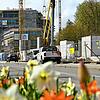 Blühende Landschaften: An der Haselbrunnstraße entstehen derzeit gleich zwei große Bauprojekte. Das Ärztehaus (im Bildhintergrund) wird ...