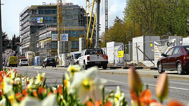 Blühende Landschaften: An der Haselbrunnstraße entstehen derzeit gleich zwei große Bauprojekte. Das Ärztehaus (im Bildhintergrund) wird ...