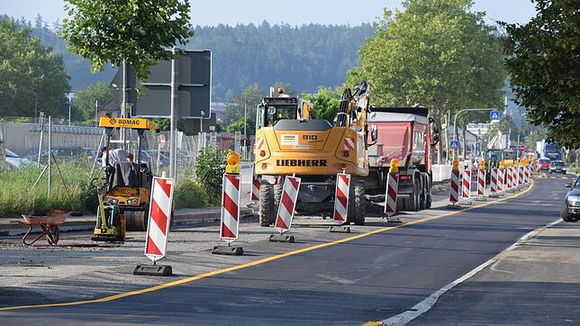 Die Baustelle in der Heinrich-Fahr-Straße (hier Blick in Richtung Schiesser-Knoten) hat bald ein Ende. Die Asphaltarbeiten auf der ...