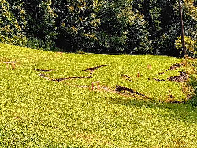 Bild 6: Bilder vom Hangrutsch, der die L194 zwischen Kalkofen und Mahlspüren im Tal bedroht