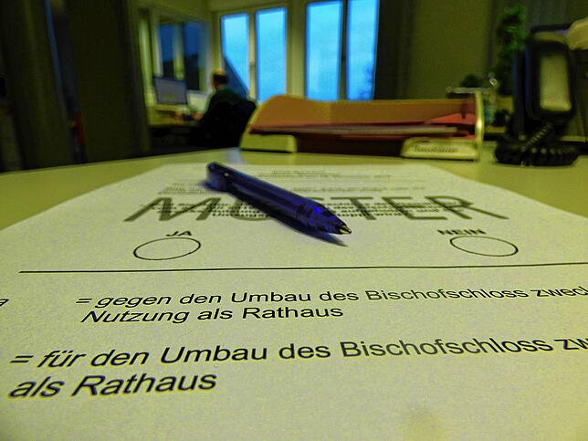 Ein Muster des Wahlzettels für den Bürgerentscheid zum Rathaus-Umzug ins Bischofschloss im Dezember 2018. Am 14. November sind die ...