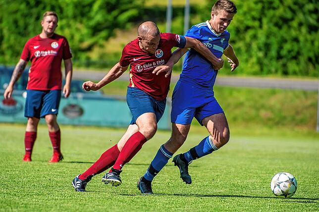 Zweikampfstark präsentierte sich der FC Weizen beim 3:0-Sieg im Hinspiel gegen den FC Weizen und stellte so die Weichen auf den Verbleib ...