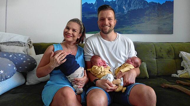 Seit rund drei Wochen haben Sarah und André Wentzel Drillinge. Hier hält Sarah Wentzel ihren Sohn Oscar. Und ihr Mann hat die Eineiigen ...