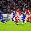 Freiburgs Roland Sallai (M) und West Hams Konstantinos Mavropanos (l) kämpfen um den Ball.