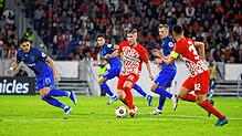 Freiburgs Roland Sallai (M) und West Hams Konstantinos Mavropanos (l) kämpfen um den Ball.