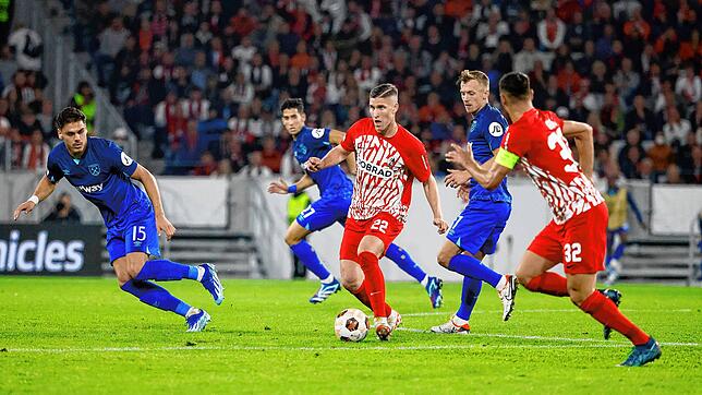 Freiburgs Roland Sallai (M) und West Hams Konstantinos Mavropanos (l) kämpfen um den Ball.