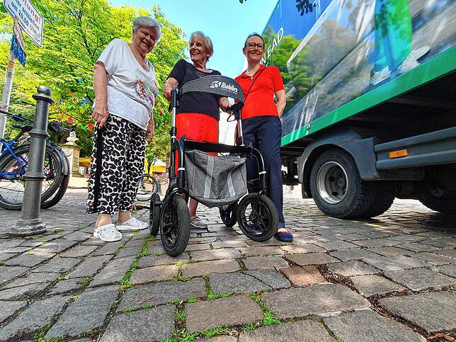Sie machen sich für eine Sanierung der Lindenstraße in Überlingen stark, von links: Heidi Riede, Gerlinde Schmid und Annerose Nylund.