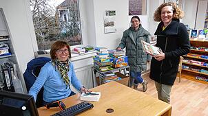 Das Team der katholischen öffentlichen Bücherei, Ulrike Glunk (von links), Gudrun Allaut und Beate Gut stellt fest, dass das Lesen auch ...