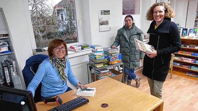Das Team der katholischen öffentlichen Bücherei, Ulrike Glunk (von links), Gudrun Allaut und Beate Gut stellt fest, dass das Lesen auch ...