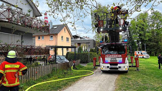 Wahrscheinlich ein technischer Defekt an einem Küchengerät hat am Ostersonntag zu einem größeren Feuerwehreinsatz im Uferweg in Singen ...