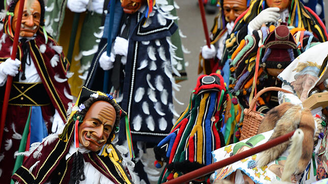 Die Rottweiler Narrenfiguren Schantle, Federahannes, Gschell und Biß laufen beim Narrensprung durch die Stadt.