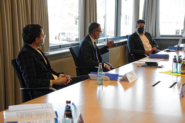 (von links) Hatem Saleh (Gesundheitsamtsleiter), Sven Hinterseh (Landrat) und Simon Steiff (Medizinischer Direktor am ...