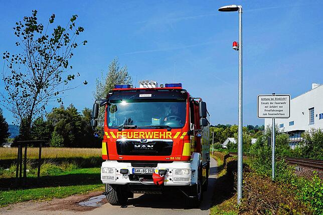 Ein Einsatzwagen der Feuerwehr Bad Säckingen steht an einer der Masten am Murger Weg, an denen die neuen Warnblitzer der Firma Werma ...