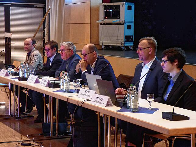 Sie diskutieren in der Talwiesenhalle mit den Bürgern (v.L.) Yannik Beutel (NVBW), Moritz Link (Verkehrsministerium), Bürgermeister Ralf ...